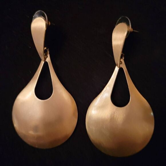 NEW Goldtone Pear Shaped Fashion Jewelry Statement Earrings - Picture 1 of 2